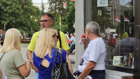 RUŽNE SLIKE SA PROTESTA U BEOGRADU: Izašli na ulice da piju (FOTO)