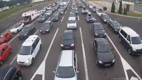 КОЛОНЕ ВОЗИЛА НА ГРАНИЦАМА: Путници на Прешеву чекају 70 минута, камиони на Хоргошу и до три сата