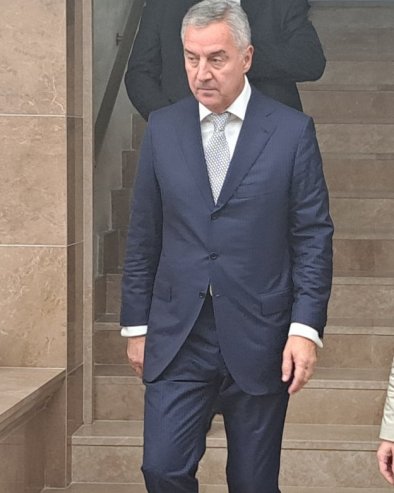 МИЛО ЖИВИ ПУНИМ ПЛУЋИМА Милан Кнежевић: Ђукановић купио унуцима мале џипове