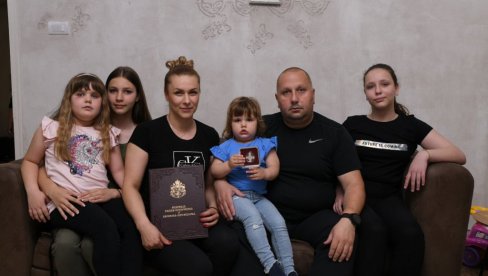 КОСМЕТ, НАЈЛЕПШЕ МЕСТО НА СВЕТУ И КАДА ЈЕ У ГЕТУ: У Северној Митровици са Виолетом Кисић која уз своје четири девојчице поносно говори КОСМЕТ, НАЈЛЕПШЕ МЕСТО НА СВЕТУ И КАДА ЈЕ У ГЕТУ: У Северној Митровици са Виолетом Кисић која уз своје четири девојчице поносно говори