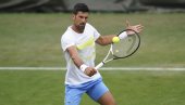 СЛИКА КОЈА ЋЕ ОБЕЛЕЖИТИ ВИМБЛДОН: Новак Ђоковић у загрљају прелепе тенисерке, и то по киши
