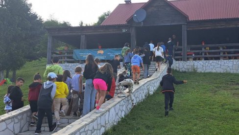 ŠEST DANA BEZ EKRANA: Kako su Mirko, Tanja i Jasna pomogli klincima da uživaju u blagu Crne Gore (FOTO) ŠEST DANA BEZ EKRANA: Kako su Mirko, Tanja i Jasna pomogli klincima da uživaju u blagu Crne Gore (FOTO)