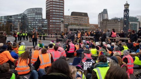 ODREŠENE RUKE ZA OBRAČUN SA DEMONSTRANTIMA: Britanska vlada usvojila novi zakon - ovo su kazne ako blokiraju ulice