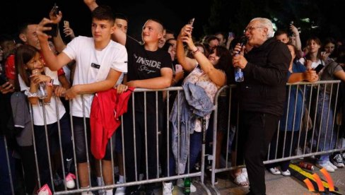 PESMOM UZBURKAO TAMIŠ: Željko Samardžić pevao na manifestaciji Tamiški dani (FOTO)