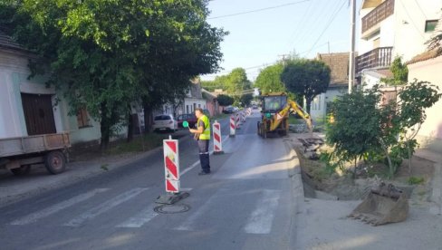 ZASTOJ U SAOBRAĆAJU ZBOG KOMUNALNIH RADOVA: U Vršcu teškim mašinama čiste atmosferske kanale