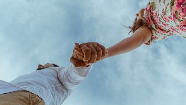 ОТКАЗ ЗБОГ АФЕРЕ НА ПОСЛУ: Мултинационална компанија отпустила директора због везе са запосленом ОТКАЗ ЗБОГ АФЕРЕ НА ПОСЛУ: Мултинационална компанија отпустила директора због везе са запосленом