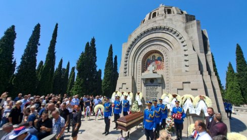 SAHRANJEN DEDA ĐORĐE: Čuvar Zejtinlika ispraćen uz himnu Bože pravde (FOTO)