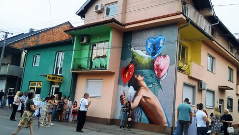 CRVENA VRPCA I ZA MURAL:  U Paraćinu neobičan događaj, građanima svečano predata ulična umetnost