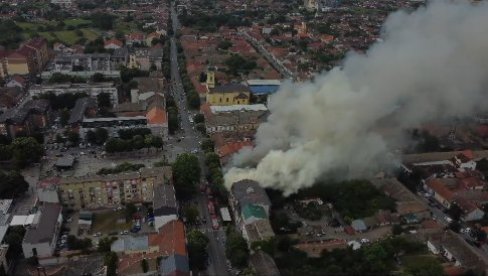 ВЕЛИКИ ПОЖАР У ЦЕНТРУ РУМЕ: Градом се шири густ дим - једна особа превезена колима Хитне помоћи (ВИДЕО)