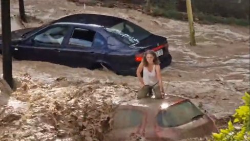 KATAKLIZMA U ŠPANIJI: Nevreme kakvo se ne pamti, ljudi bespomoćno zarobljeni na drveću i krovovima automobila (VIDEO)