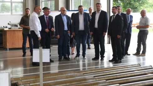 VUČEVIĆ OBIŠAO PRIVREDNO DRUŠTVO BORBENI SLOŽENI SISTEMI: Ministru predstavljeni nora, lazar, miloš i lazanski