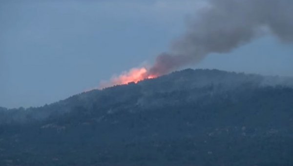 ПОЖАР НА СВЕТОЈ ГОРИ: Авион и хелокоптери покушавају да угасе пламен