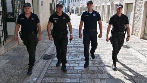 SRPSKI POLICAJCI NA CRNOGORSKOM PRIMORJU: Pomoć turistima i ostalim građanima