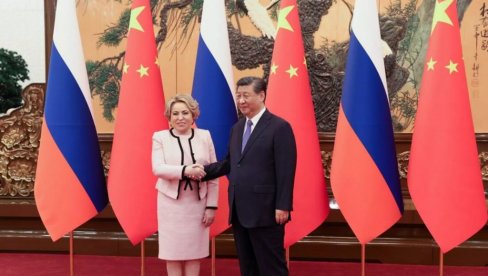 ПУТИН ШАЉЕ ПОРУКУ СИЈУ ПРЕКО МАТВИЈЕНКОВЕ: Запад и Русија се отимају око Кине