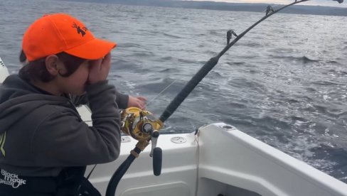 ЛУДАЧКА СРЕЋА ОЦА И СИНА: Пошли на пецање магнетом, а извадили ово