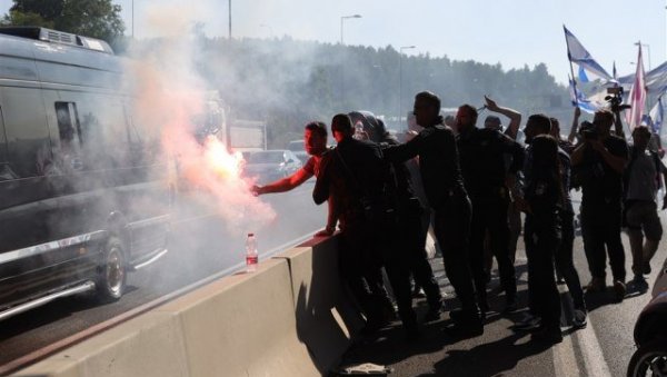 ПОЧЕЛИ ПРОТЕСТИ У ИЗРАЕЛУ: Блокирани путеви широм земље