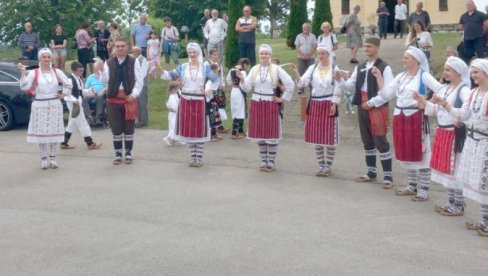 СРПСКИ ПЕТРОВДАНСКИ САБОР У БЕЛОЈ КРАЈИНИ: Око храма у Милићима окупљају се Срби из целе Словеније