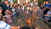 ZAPALILI PETROVDANSKE LILE: Tradicionalna manifsdtacija u hramu Svetog Save kod Bijeljine