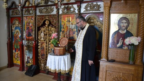 ЛОБАЊА ВЕЛИКОГ СВЕЦА У  КРУШЕВЦУ: Део моштију Св. Бонифатија, страдалог у 3. веку, пренет у Цркву Лазарицу (ФОТО)