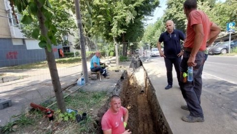 NE PREKIDAJU SA RADOVIMA UPRKOS VRUĆINI: Na Zvezdari radnici na plus 38 menjaju vodovodne cevi