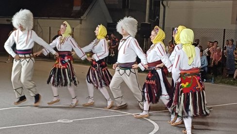 VEČE FOLKLORA: “Kulturno- zabavno leto“ u Dubnici (FOTO)