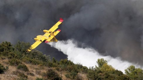 UŽAS U GRČKOJ: Vatrogasci se bore sa razornim požarima, u pomoć stigla iz Češke i Italije (VIDEO)