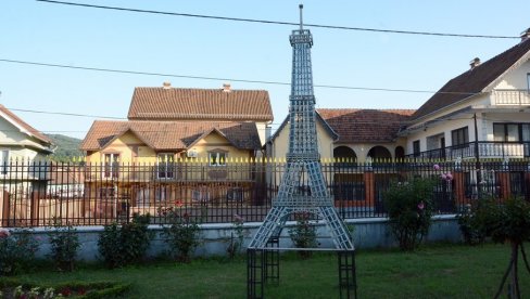 PARIZ U NEGOTINSKOJ KRAJINI: Stanimir podigao Ajfelovu kulu u svom dvorištu u Urovici (FOTO)