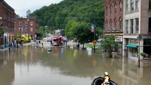 BUJICA ODNELA AUTOMOBILE, IMA POGINULIH: Haos u Americi, među nestalima i devetomesečna beba (VIDEO)