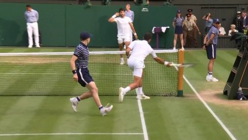 POKULJAO BES: Novak Đoković nije mogao da se suzdrži kada je ovo doživeo u petom setu finala Vimbldona (FOTO/VIDEO)