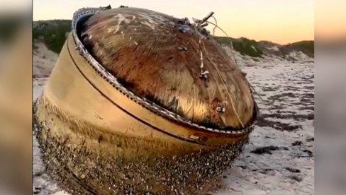 VODA IZBACILA VELIKI MISTERIOZNI OBJEKAT: Bizaran prizor na plaži u Australiji, policija upozorava - Ne približavajte se (VIDEO)