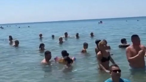 NE TREBA DA BUDE SRAMOTA, NEGO PONOS: Srpska pesma se orila na plaži na Halkidikiju (VIDEO)