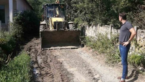 RADOVI U REKOVAČKIM SELIMA: Uređuju atarske puteve i saniraju posledice poplava (FOTO)