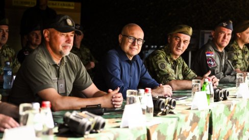 ВУЧЕВИЋ НА „ПАСУЉАНСКИМ ЛИВАДАМА“: Министар присуствовао гађањима из ПАСАРС-а ВУЧЕВИЋ НА „ПАСУЉАНСКИМ ЛИВАДАМА“: Министар присуствовао гађањима из ПАСАРС-а
