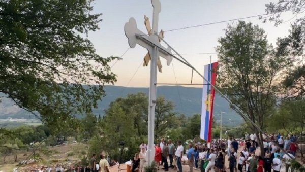 ПОДИГНУТ КРСТ НА РАТИШЕВИНИ: Да буде на сабирање, заједништво и слогу ПОДИГНУТ КРСТ НА РАТИШЕВИНИ: Да буде на сабирање, заједништво и слогу