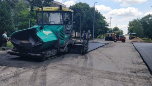 DVE GLAVNE ULICE DOBIJAJU ASFALT: U Plandištu pri kraju realizacija kapitalnih investicija DVE GLAVNE ULICE DOBIJAJU ASFALT: U Plandištu pri kraju realizacija kapitalnih investicija