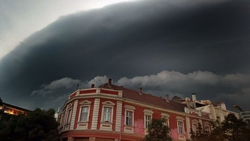 ШТА ЗНАЧЕ ДВЕ ЦРНЕ ЛИНИЈЕ НА НЕБУ: Појављују се пре олује - У Америци најављују торнадо, а шта доносе када се појаве над Србијом