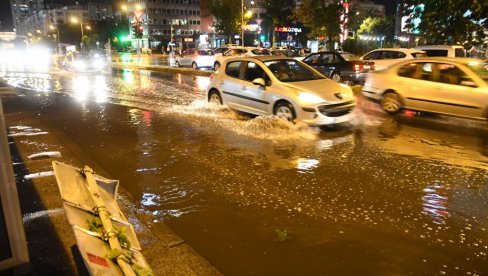 УЛИЦЕ СКРОЗ ПОПЛАВЉЕНЕ: Јак пљусак са градом погодио Нови Сад, грађани остали без воде