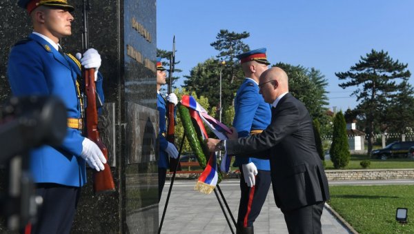 МИНИСТАР ОДБРАНЕ У МИОНИЦИ: Вучевић положио венац код Споменика војводи Живојину Мишићу (ФОТО)