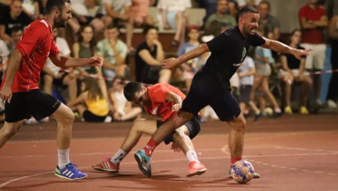 MALI FUDBAL POSLASTICA ZA PUBLIKU: U Kikindi završen noćni turnir u malom fudbalu (FOTO)