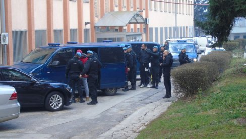 МИЛИОН КМ КОД ПОЛИЦАЈЦА: Као радник ДКПТ проналазио људе који су конкурисали за посао и од њих тражио новац МИЛИОН КМ КОД ПОЛИЦАЈЦА: Као радник ДКПТ проналазио људе који су конкурисали за посао и од њих тражио новац