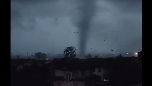 TORNADO POGODIO ITALIJU: Nebo usred dana postalo crno - zastrašujući snimak nevremena (VIDEO)