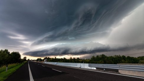 RHMZ JUTROS IZDAO ČETIRI UPOZORENJA: Paklene temperature do 43 stepena, a onda snažno nevreme
