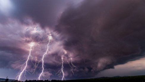 HOROR U CRNOJ GORI POSLE STRAŠNE OLUJE, IMA VIŠE MRTVIH: Čoveka ubio grom na Luštici, nevreme ide ka Srbiji