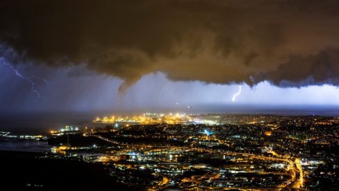 SRBIJI PRETI NOVA SUPERĆELIJSKA OLUJA Meteorolog Ristić upozorio: Najviše su na udaru ovi delovi Srbije (FOTO)