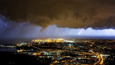 DANAS U SRBIJI MOGUĆA POJAVA SUPERĆELIJA Oluje kreću već od 13 sati: U Beogradu pljusak i grmljavina