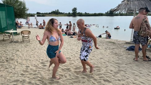 SALSOM TERAJU OLUJU: Mladi uživaju na zrenjaninskom kupalištu (FOTO)