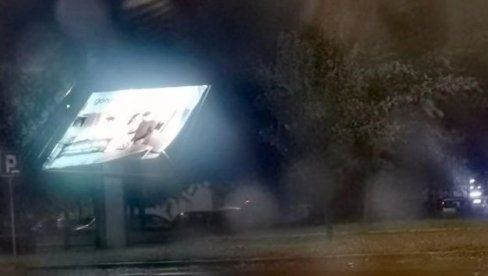 ЈЕЗИВИ ПРИЗОРИ ИЗ НОВОГ САДА: Невреме сломило билборд (ФОТО/ВИДЕО) ЈЕЗИВИ ПРИЗОРИ ИЗ НОВОГ САДА: Невреме сломило билборд (ФОТО/ВИДЕО)