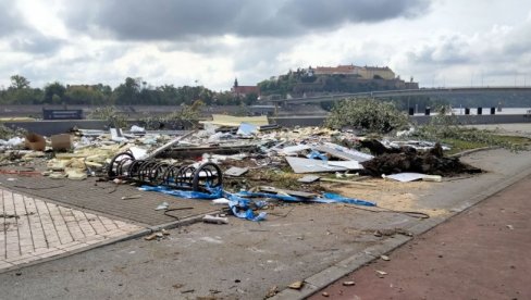 OLUJA NOSILA KROVOVE, DELOVI PADALI PO KLUPAMA: Teže oštećeno pet osnovnih škola u Novom Sadu