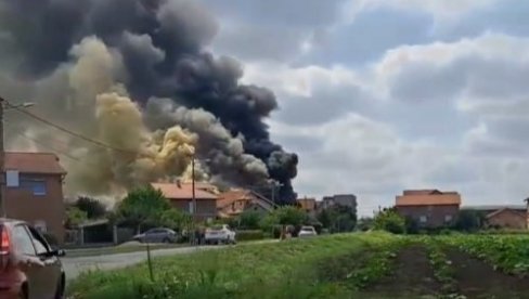 DVOJE POVREĐENO U POŽARU U ZEMUNU: Crni dim prekrio nebo (VIDEO)