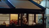 МАРИНИКА ВОДИ АНКЕТНИ ОДБОР У КАФАНИ: Док је Тепић у кафићу за време протеста, учесници кисну (ФОТО)